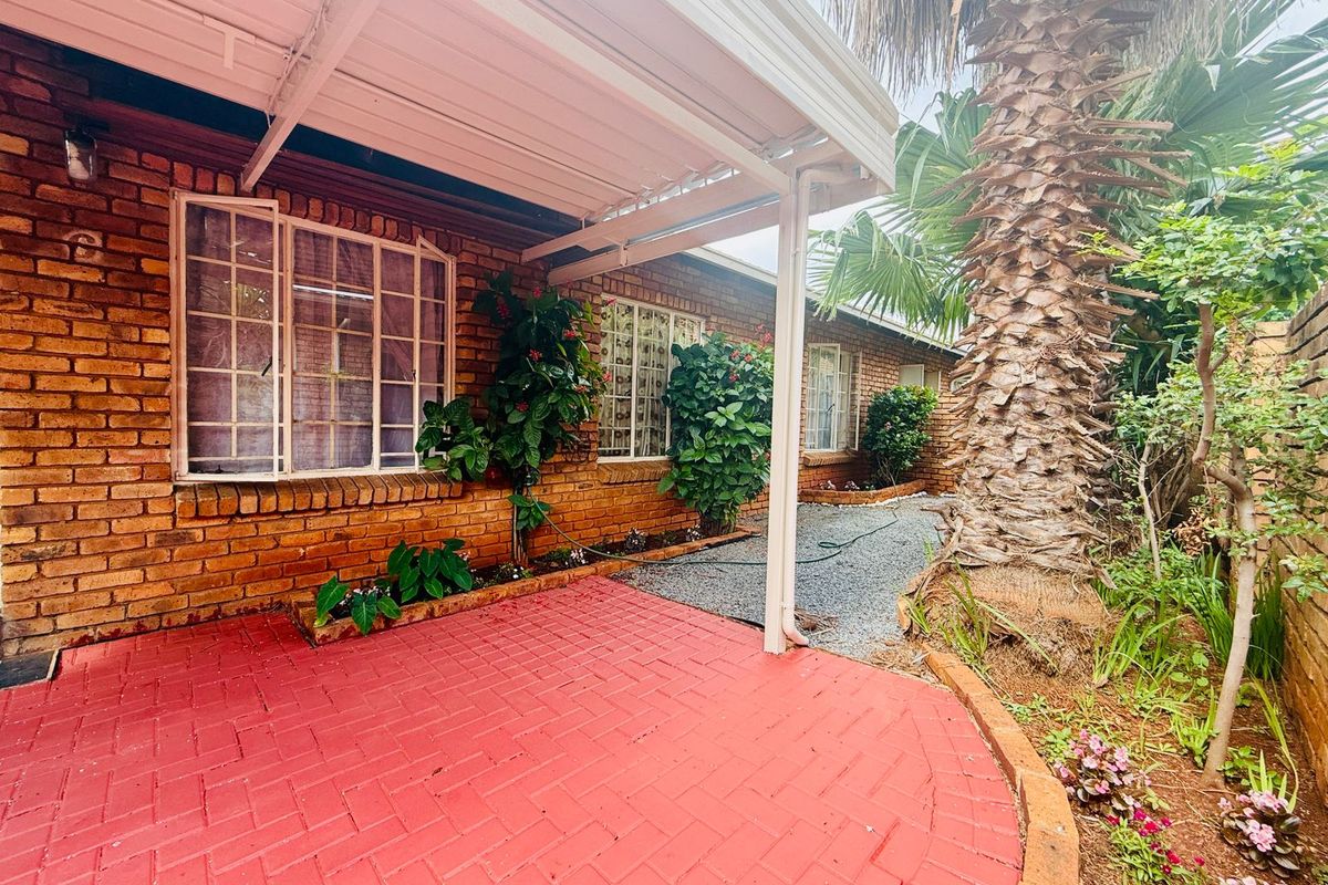 Comfortable 3-Bedroom Townhouse in Bokmakierie Complex, Hesteapark - Photo 4