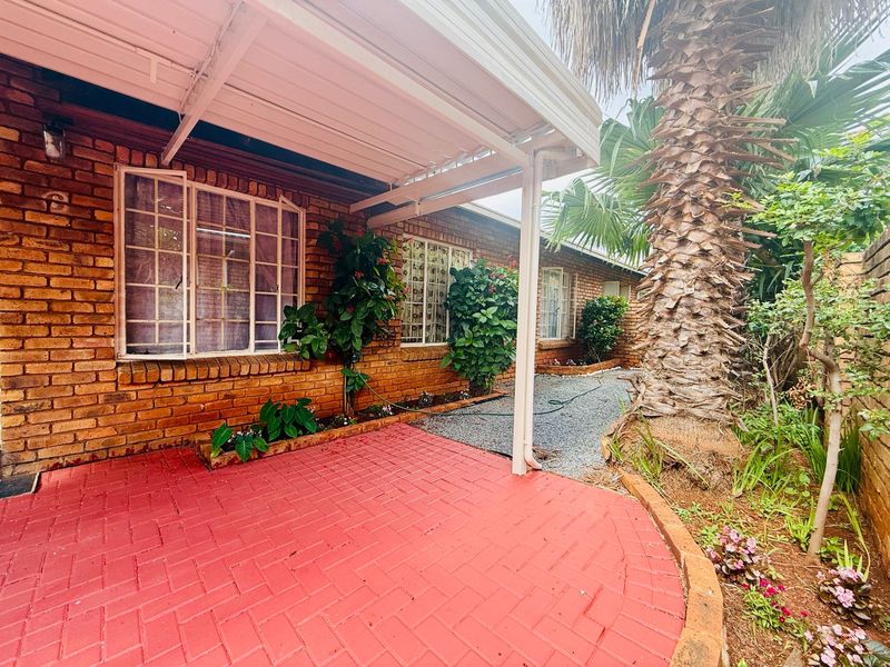 Comfortable 3-Bedroom Townhouse in Bokmakierie Complex, Hesteapark - Photo 4