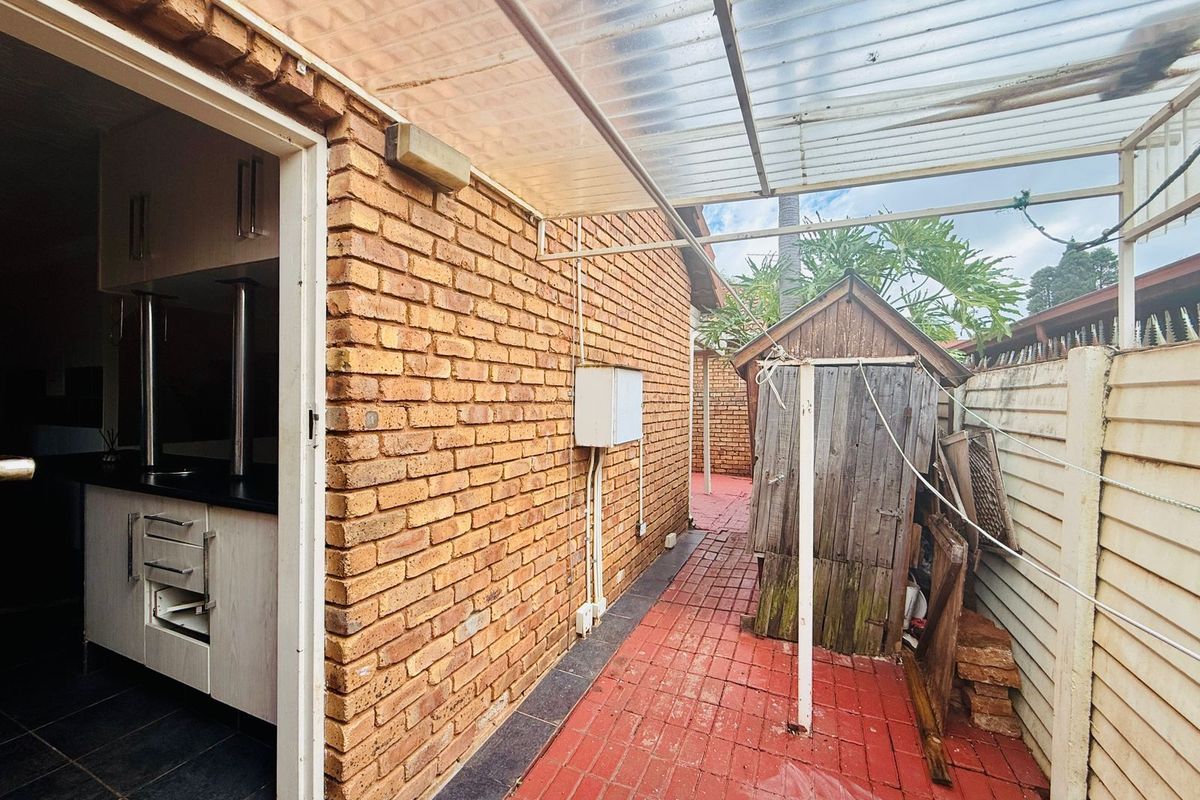 Comfortable 3-Bedroom Townhouse in Bokmakierie Complex, Hesteapark - Photo 3