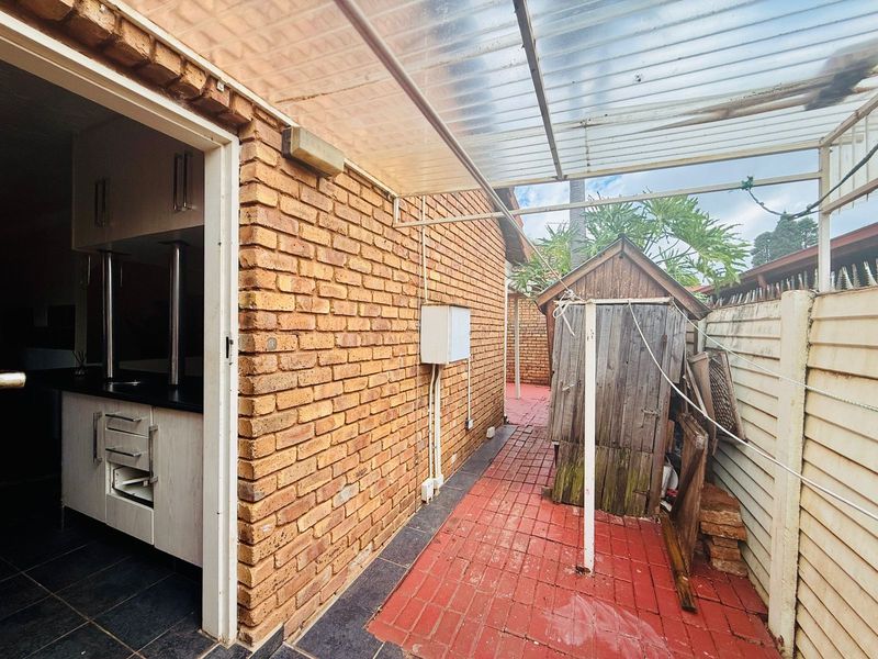 Comfortable 3-Bedroom Townhouse in Bokmakierie Complex, Hesteapark - Photo 3