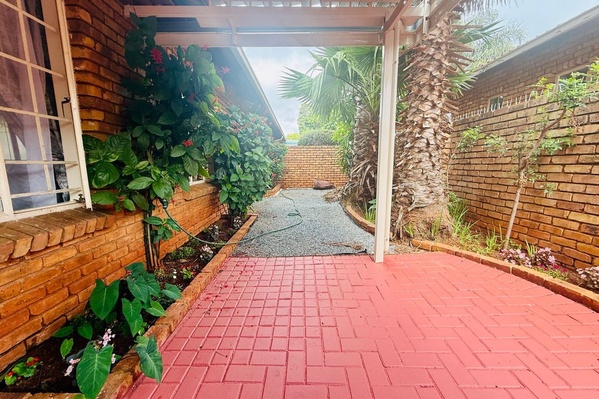 Comfortable 3-Bedroom Townhouse in Bokmakierie Complex, Hesteapark - Photo 2