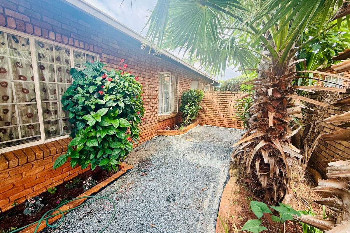 Comfortable 3-Bedroom Townhouse in Bokmakierie Complex, Hesteapark - Photo 5