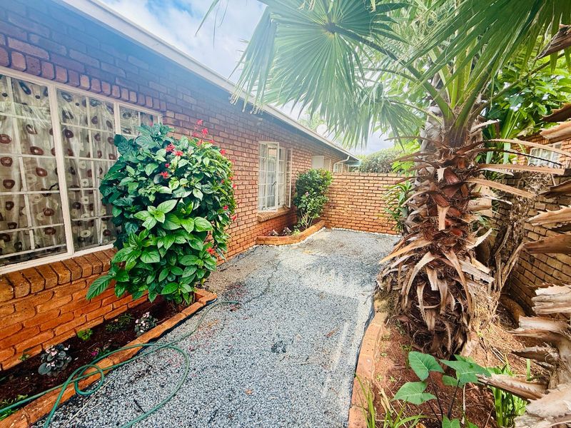 Comfortable 3-Bedroom Townhouse in Bokmakierie Complex, Hesteapark - Photo 5