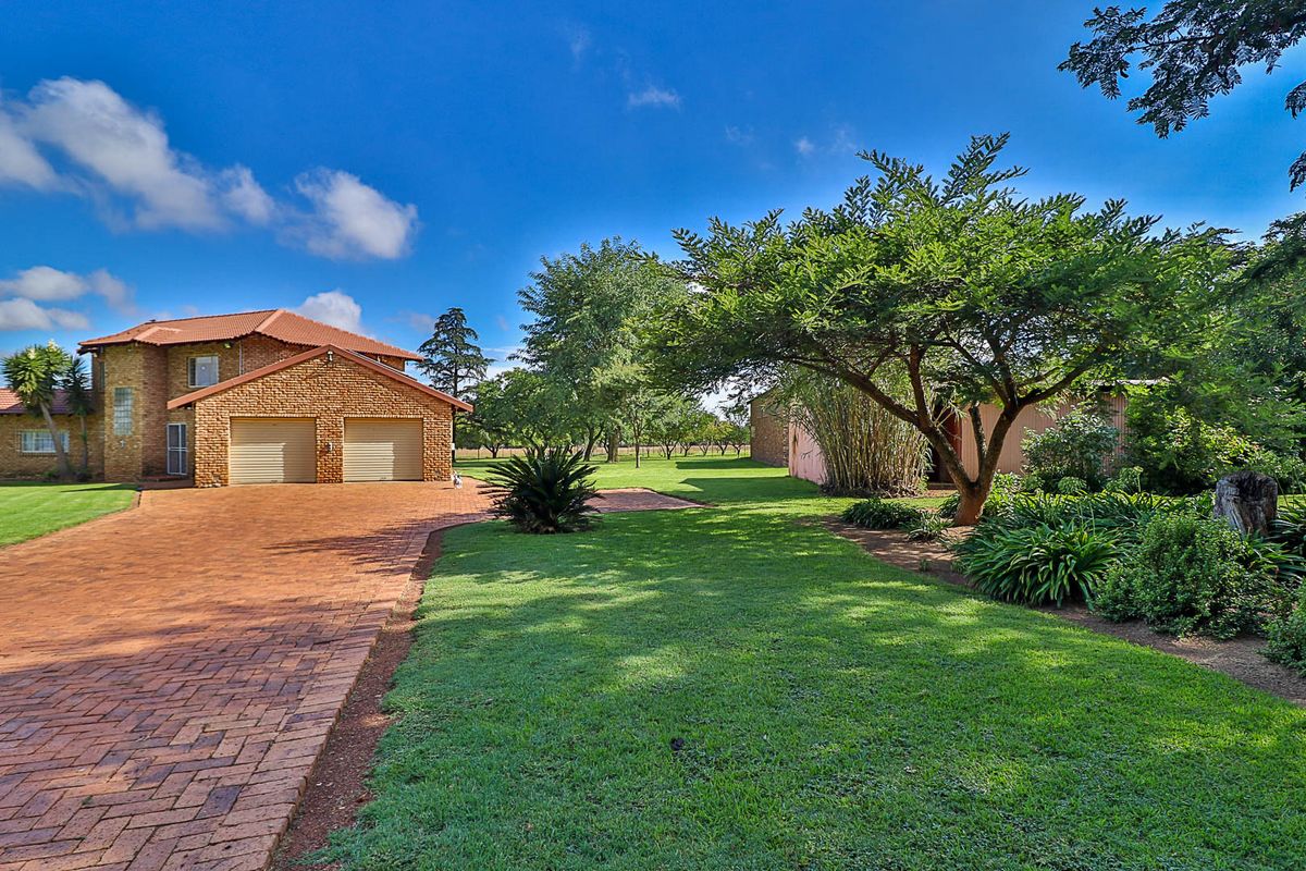 Rare Gem - Two Homes • Warehouse • Solar Option • 9.25ha – One Incredible Property - Photo 2