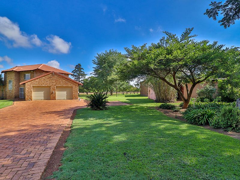 Rare Gem - Two Homes • Warehouse • Solar Option • 9.25ha – One Incredible Property - Photo 2