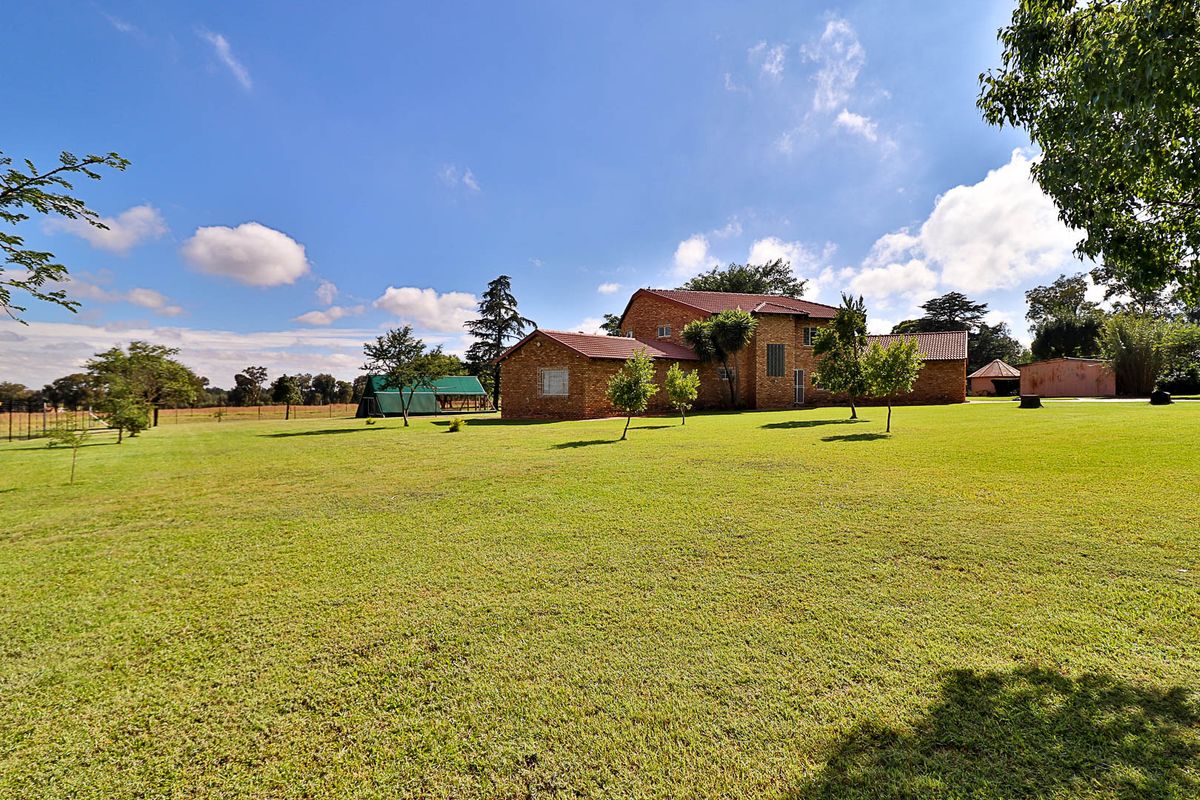 Rare Gem - Two Homes • Warehouse • Solar Option • 9.25ha – One Incredible Property - Photo 3