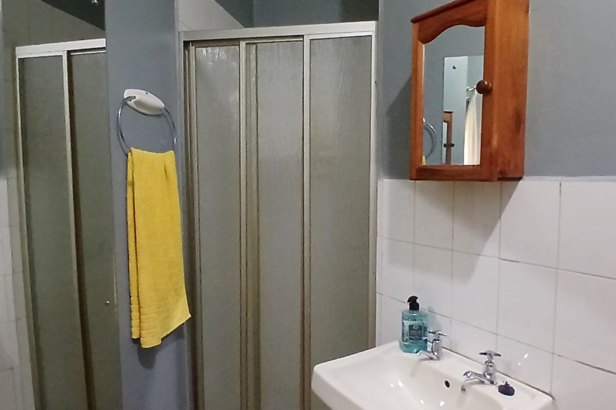 Stylish bedroom apartment block in a prime location, offering modern amenities and vibrant community - Photo 4