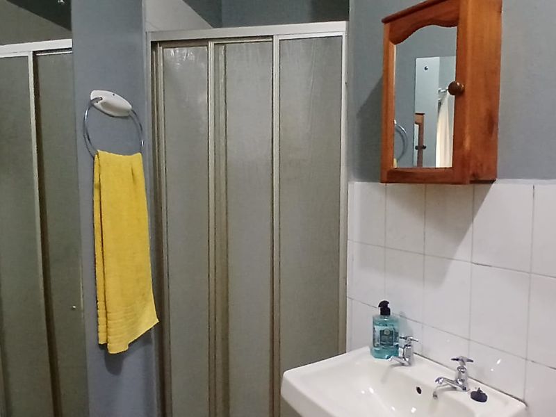 Stylish bedroom apartment block in a prime location, offering modern amenities and vibrant community - Photo 4