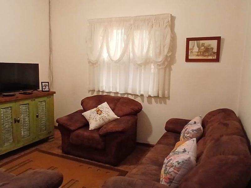 Stylish bedroom apartment block in a prime location, offering modern amenities and vibrant community - Photo 2