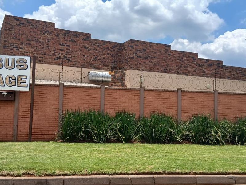 Stylish bedroom apartment block in a prime location, offering modern amenities and vibrant community - Photo 9