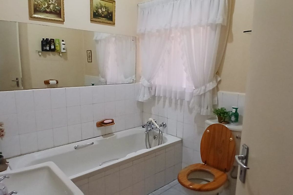 Stylish bedroom apartment block in a prime location, offering modern amenities and vibrant community - Photo 5