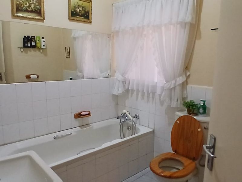 Stylish bedroom apartment block in a prime location, offering modern amenities and vibrant community - Photo 5