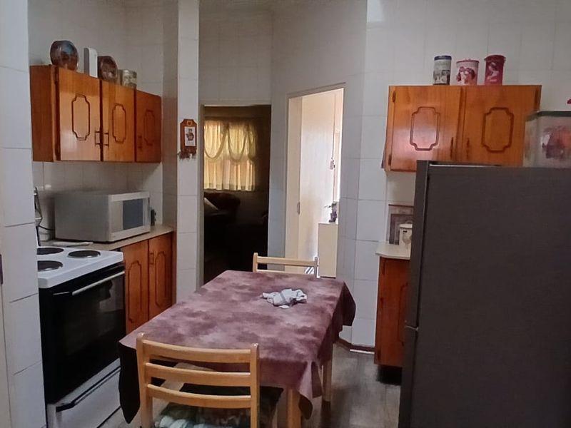 Stylish bedroom apartment block in a prime location, offering modern amenities and vibrant community - Photo 6