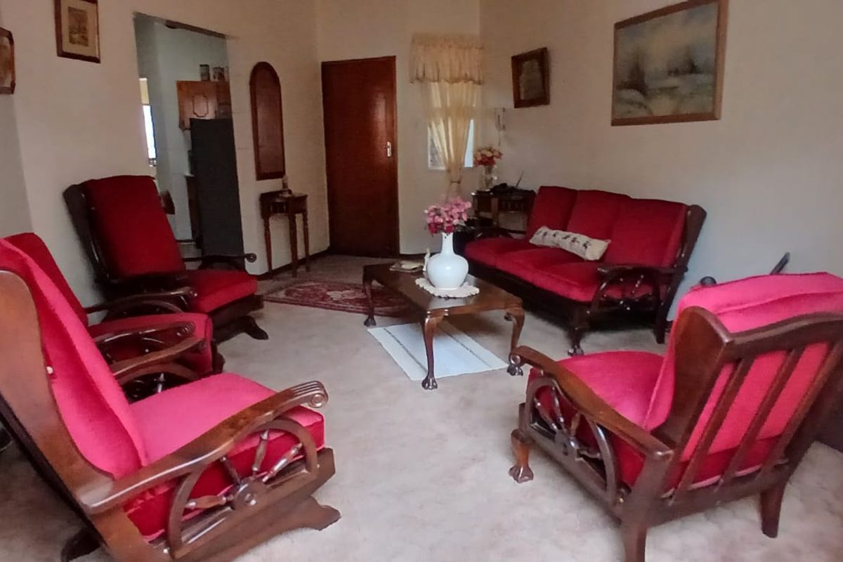 Stylish bedroom apartment block in a prime location, offering modern amenities and vibrant community - Photo 3