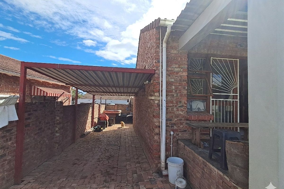 Cozy 2-Bedroom Unit with Carport, Braai Area and Remote Gate - Photo 3