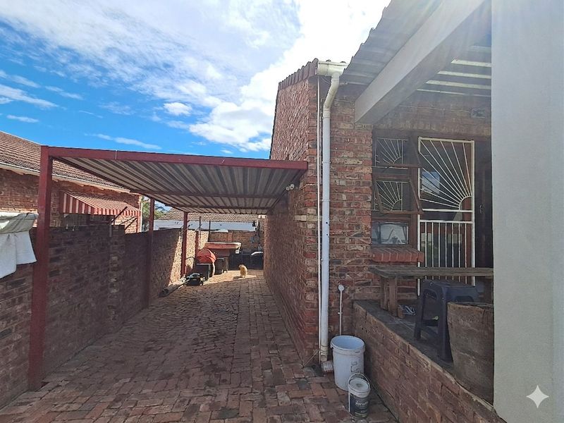 Cozy 2-Bedroom Unit with Carport, Braai Area and Remote Gate - Photo 3