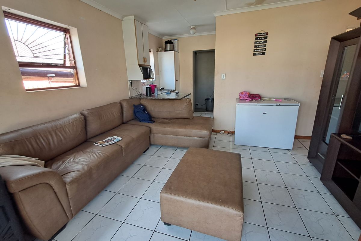 Cozy 2-Bedroom Unit with Carport, Braai Area and Remote Gate - Photo 5