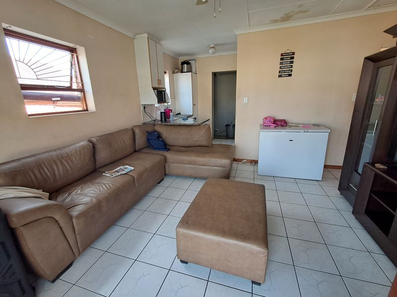 Cozy 2-Bedroom Unit with Carport, Braai Area and Remote Gate - Photo 5