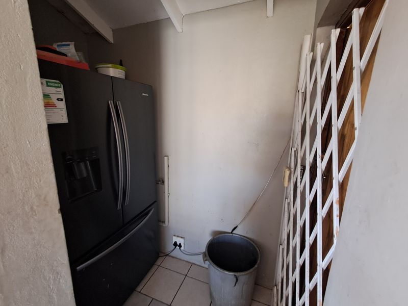 Cozy 2-Bedroom Unit with Carport, Braai Area and Remote Gate - Photo 10