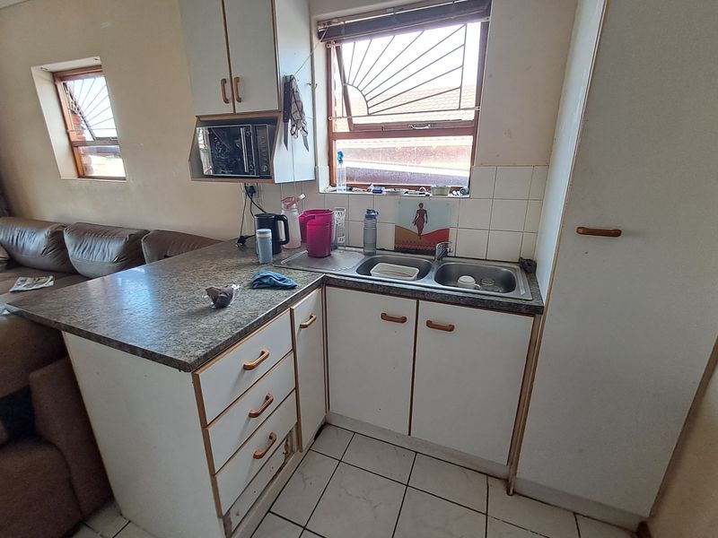 Cozy 2-Bedroom Unit with Carport, Braai Area and Remote Gate - Photo 9