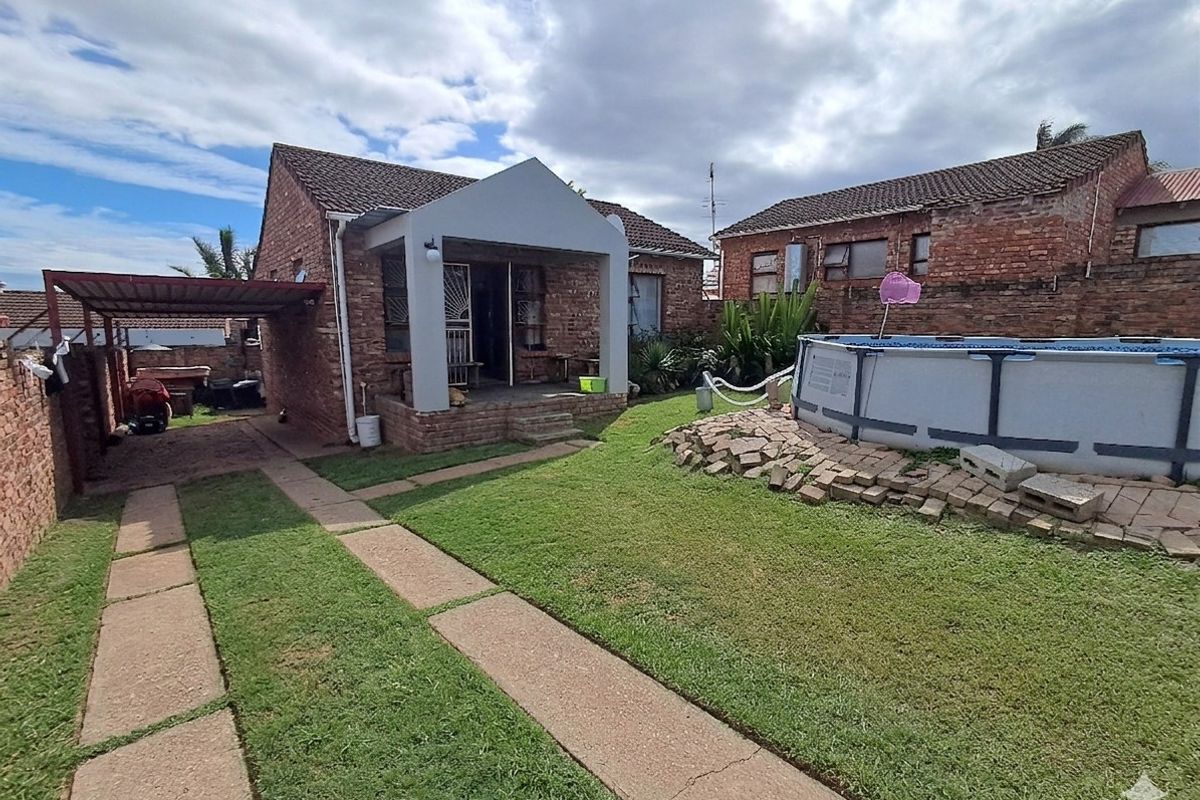 Cozy 2-Bedroom Unit with Carport, Braai Area and Remote Gate - Photo 2