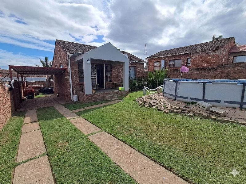 Cozy 2-Bedroom Unit with Carport, Braai Area and Remote Gate - Photo 2