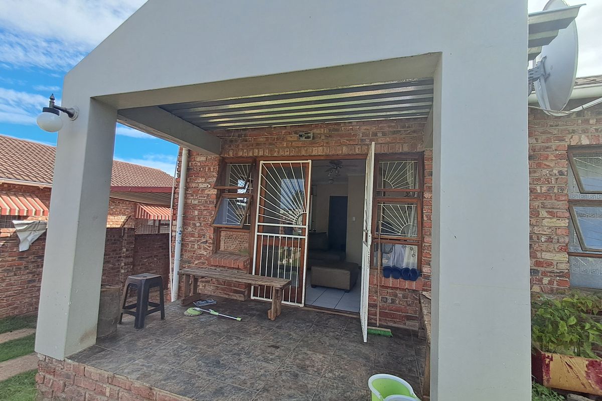 Cozy 2-Bedroom Unit with Carport, Braai Area and Remote Gate - Photo 4