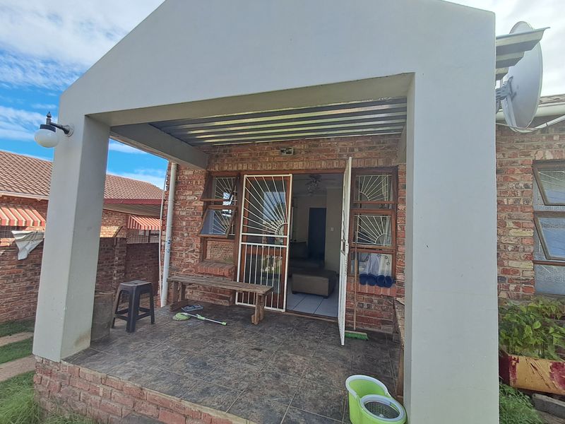 Cozy 2-Bedroom Unit with Carport, Braai Area and Remote Gate - Photo 4