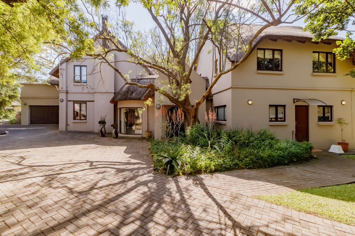 Charming Thatch Retreat with Flexible Living in Sought-After Carlswald Lifestyle Estate - Photo 2