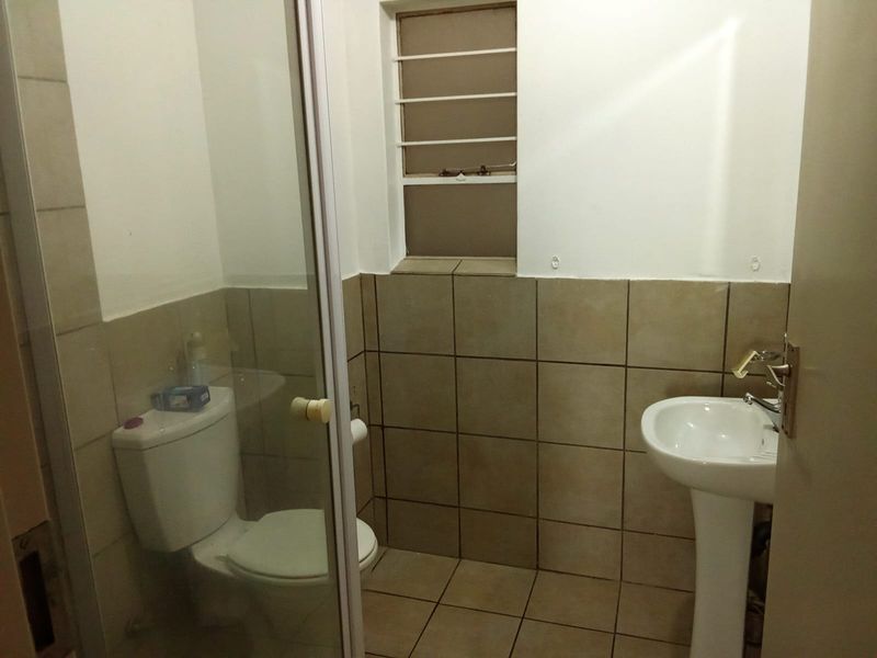 Ultimate 2 bedroom unit in braamfontein for sale - Photo 10