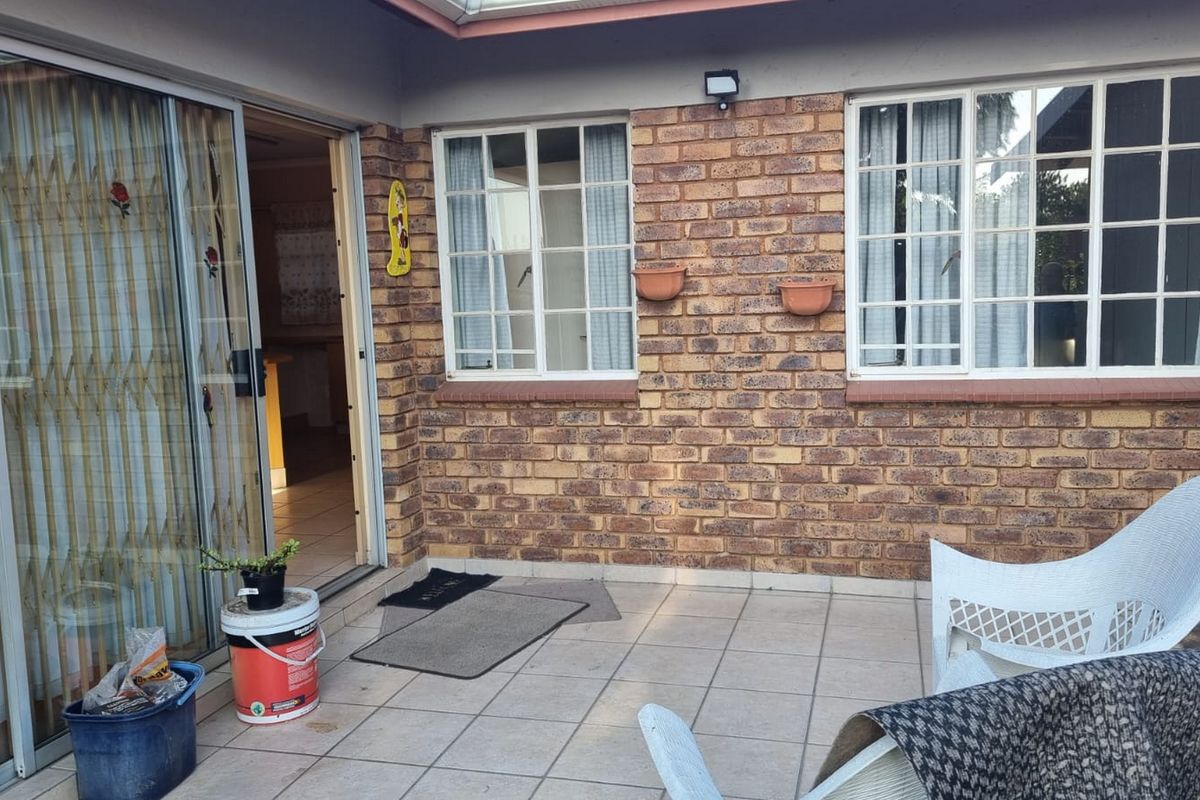 Charming three bedroom house with one bedroom cottage - Photo 2