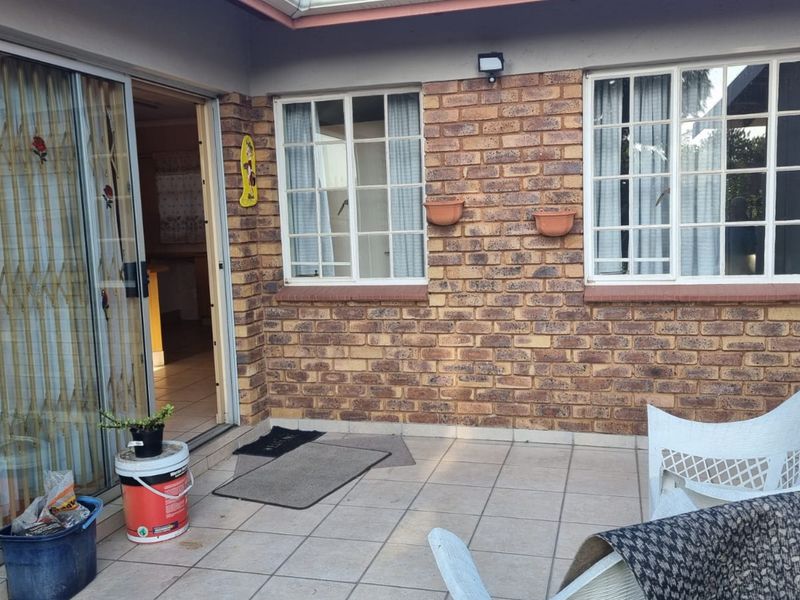 Charming three bedroom house with one bedroom cottage - Photo 2