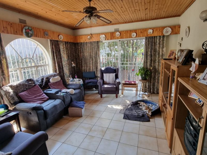 Charming three bedroom house with one bedroom cottage - Photo 2