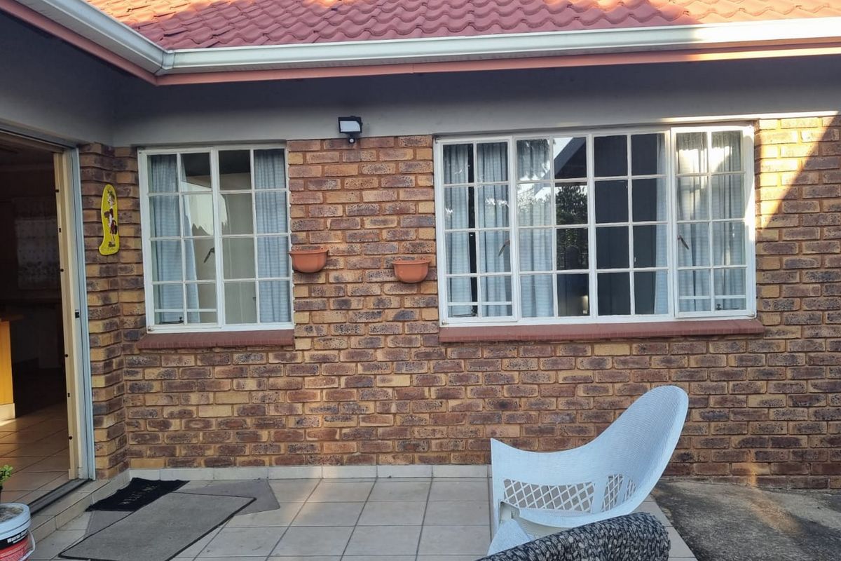 Charming three bedroom house with one bedroom cottage - Photo 4