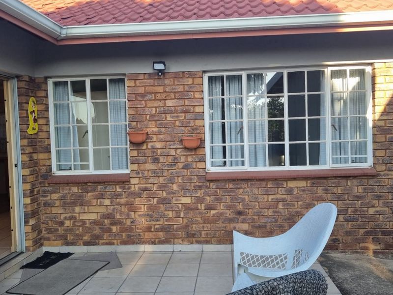 Charming three bedroom house with one bedroom cottage - Photo 4