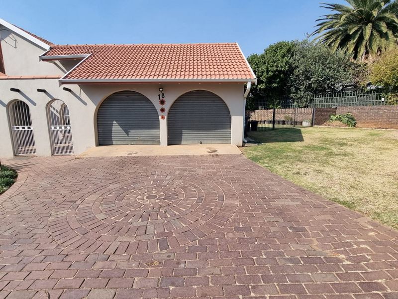 Charming three bedroom house with one bedroom cottage - Photo 1