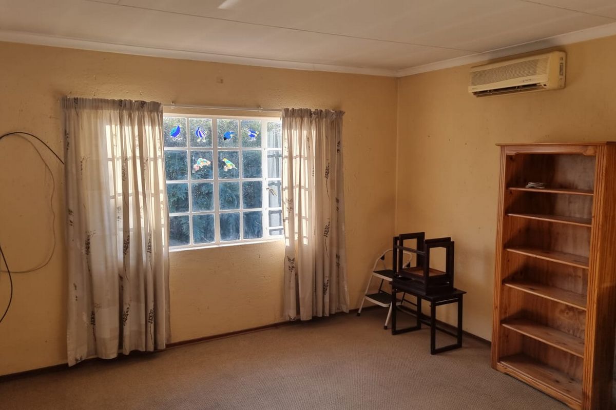 Charming three bedroom house with one bedroom cottage - Photo 3