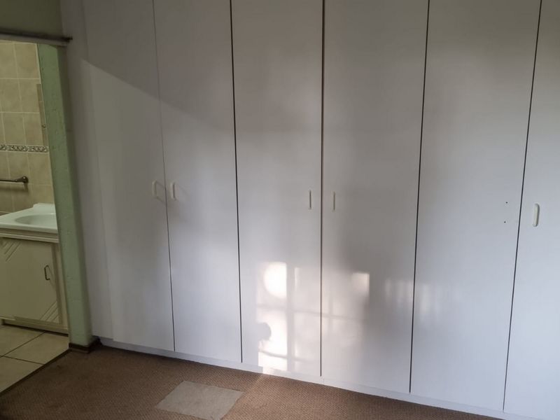 Charming three bedroom house with one bedroom cottage - Photo 10