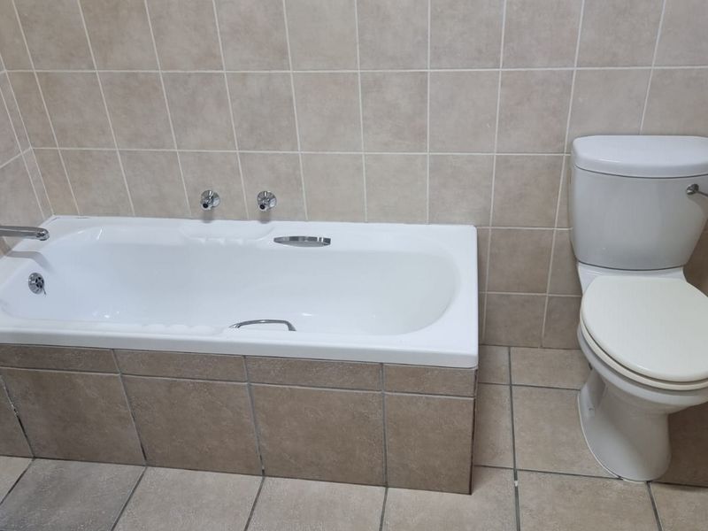 Charming three bedroom house with one bedroom cottage - Photo 8