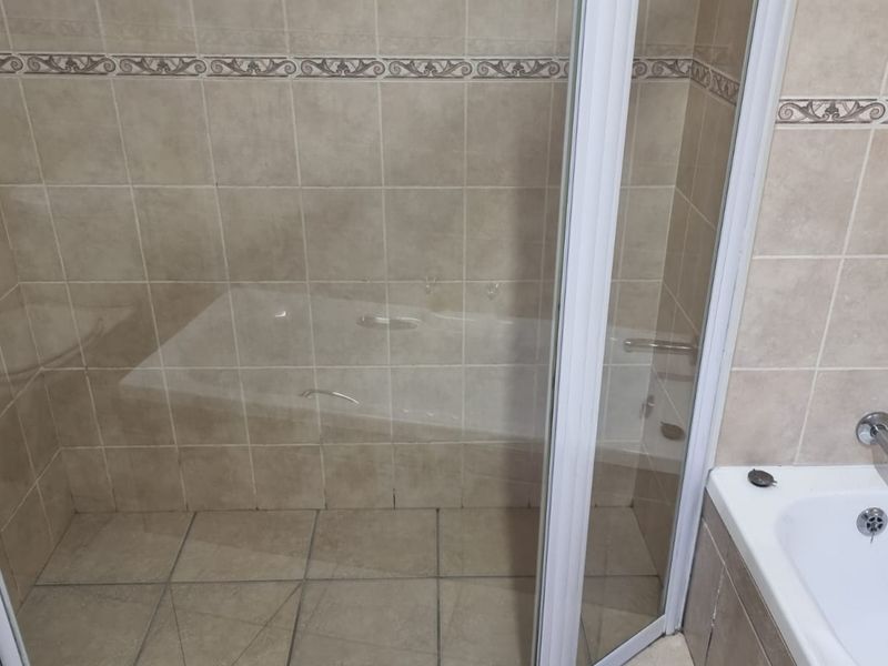 Charming three bedroom house with one bedroom cottage - Photo 7