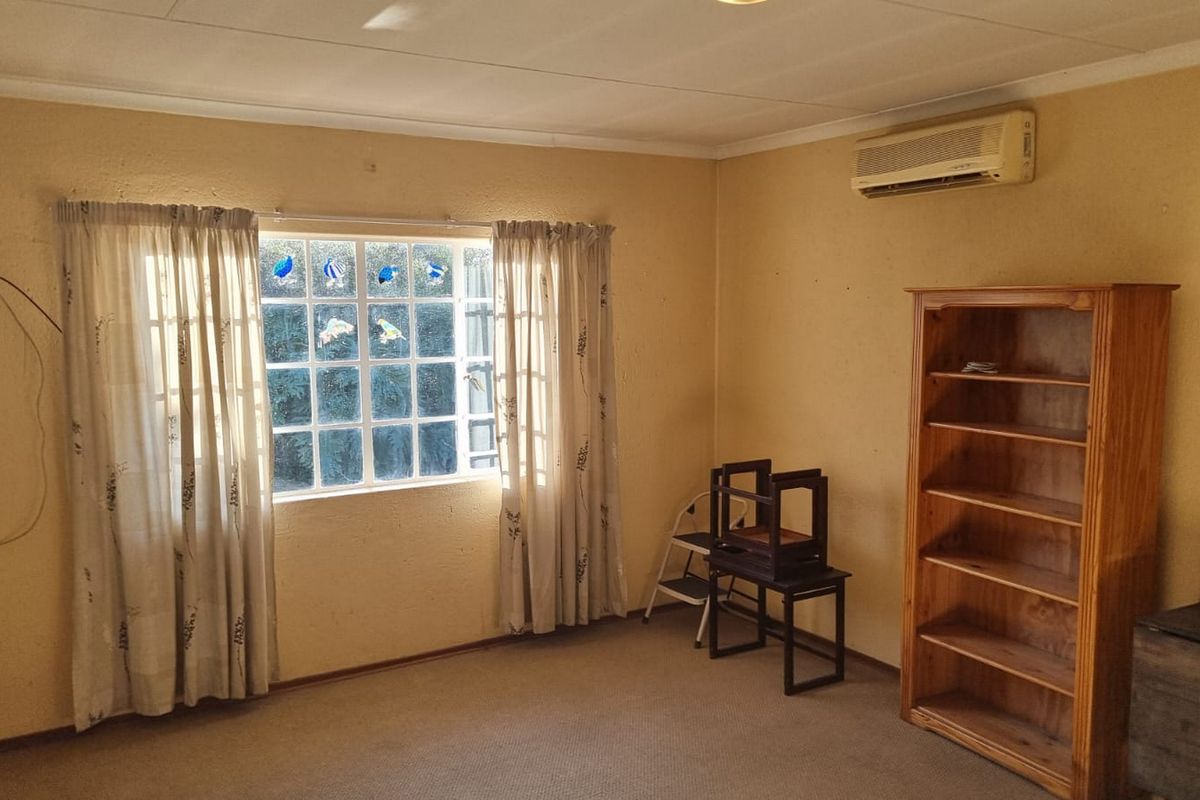 Charming three bedroom house with one bedroom cottage - Photo 4