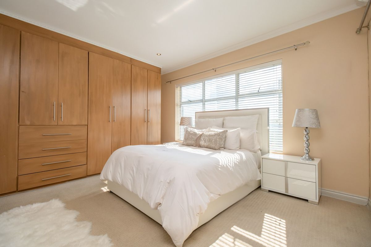 Bank Assisted Sale – 6th Floor Apartment in Sandhurst Towers, Sandton - Photo 2