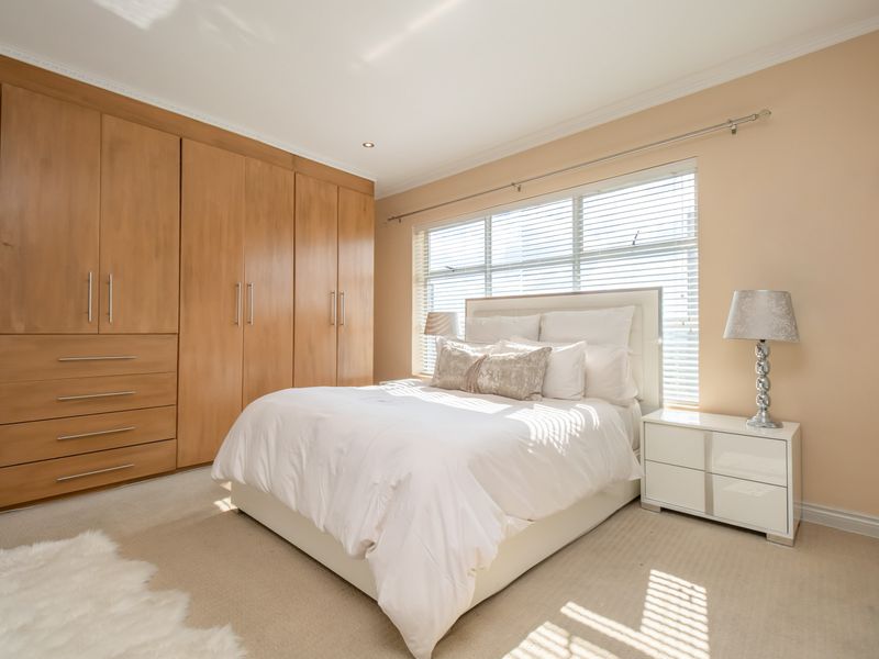 Bank Assisted Sale – 6th Floor Apartment in Sandhurst Towers, Sandton - Photo 2