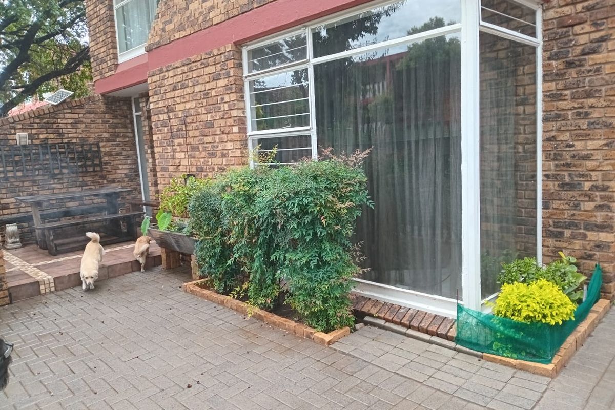 Highly Sought-After Townhouse Living in SW1 - Photo 3