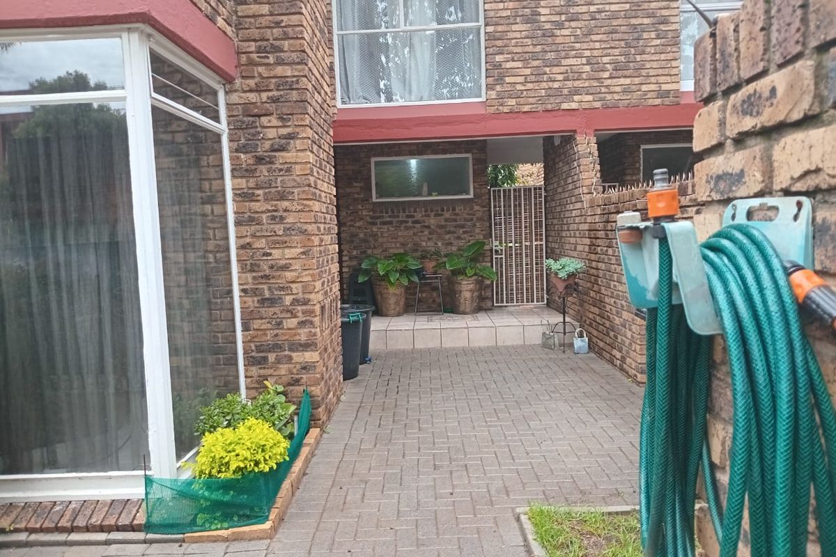 Highly Sought-After Townhouse Living in SW1 - Photo 2
