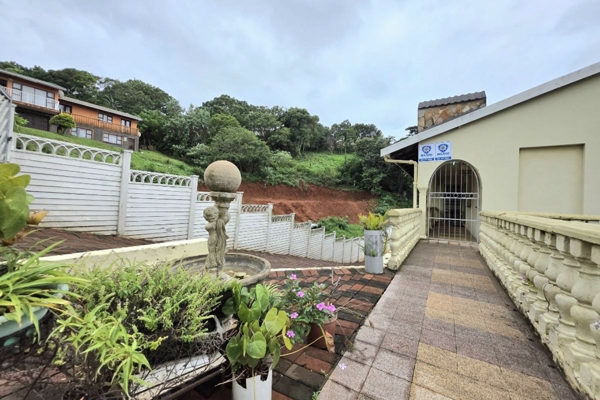 A Stunning Residence in the heart of Isipingo Hills with alot of Potential!!! - Photo 2