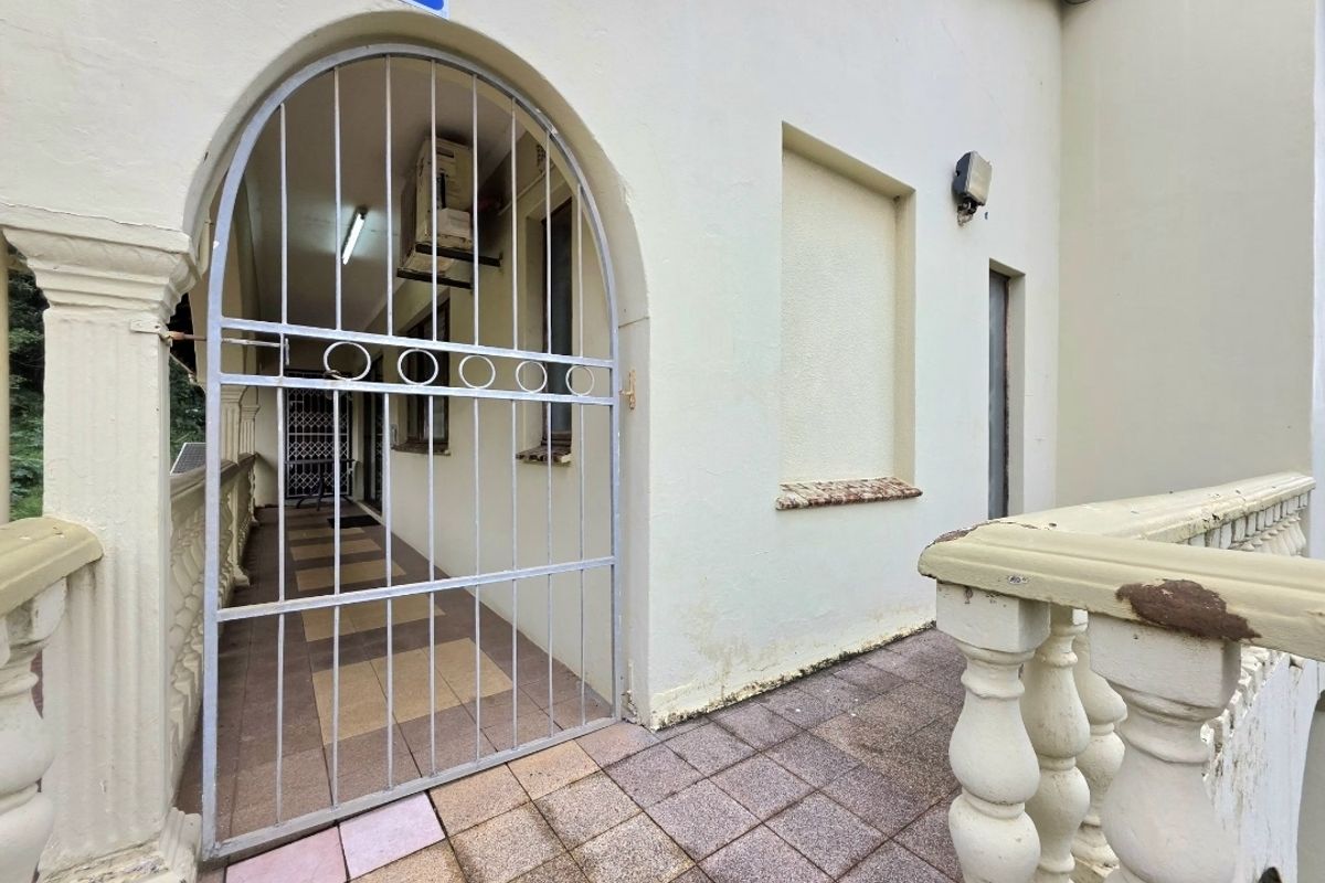 A Stunning Residence in the heart of Isipingo Hills with alot of Potential!!! - Photo 3