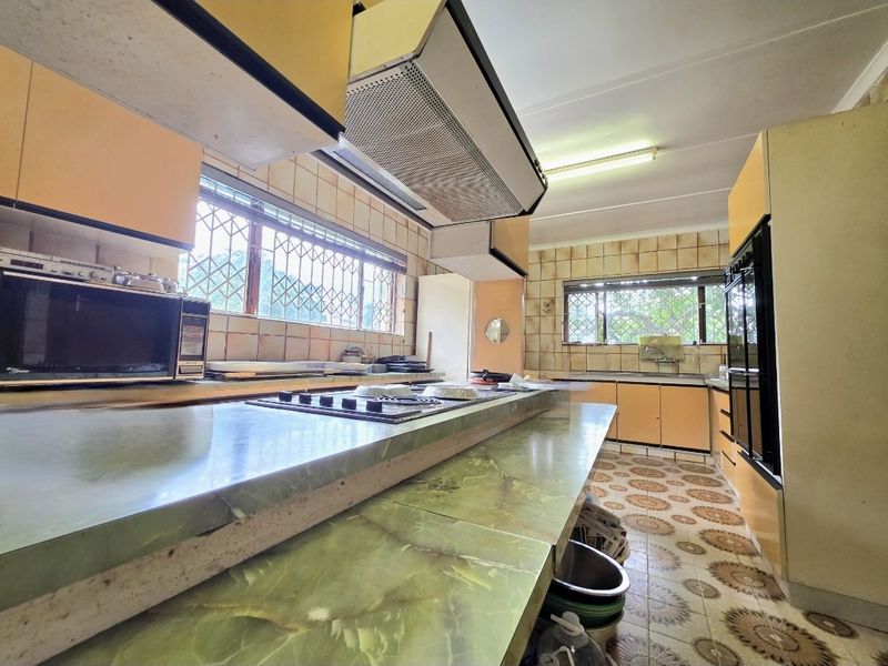 A Stunning Residence in the heart of Isipingo Hills with alot of Potential!!! - Photo 10