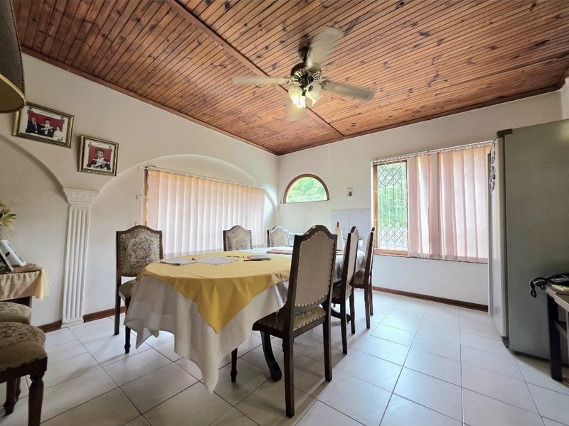 A Stunning Residence in the heart of Isipingo Hills with alot of Potential!!! - Photo 9