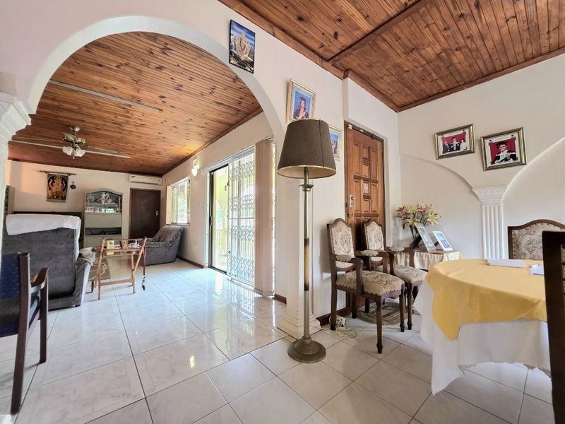 A Stunning Residence in the heart of Isipingo Hills with alot of Potential!!! - Photo 8